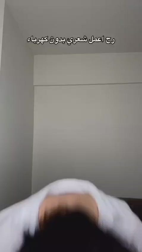 Influencer using the Ela cordless hairstraightner